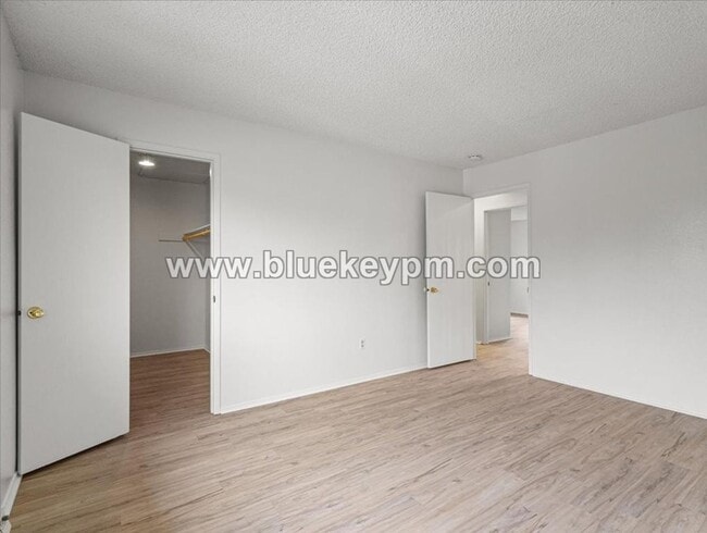 Building Photo - 3 Bed, 1.5 Bath Townhome in Hazel Dell Near Salmon Creek Regional Park