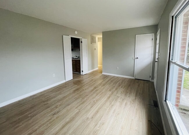 Building Photo - 1024 Plainview Dr