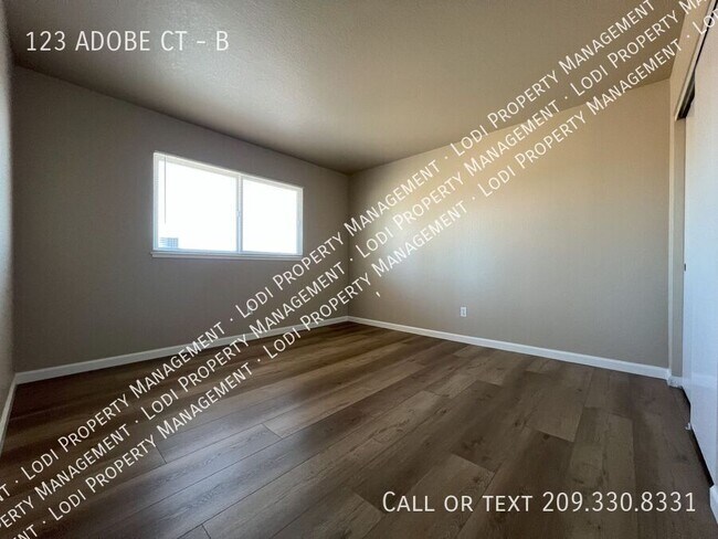 Building Photo - 123 Adobe Ct