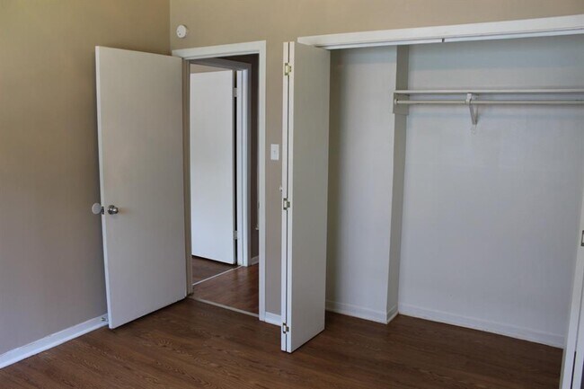 Building Photo - 606 W 51st St