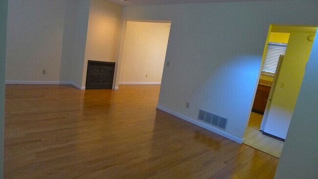Building Photo - 1602 Lyndhurst W Dr