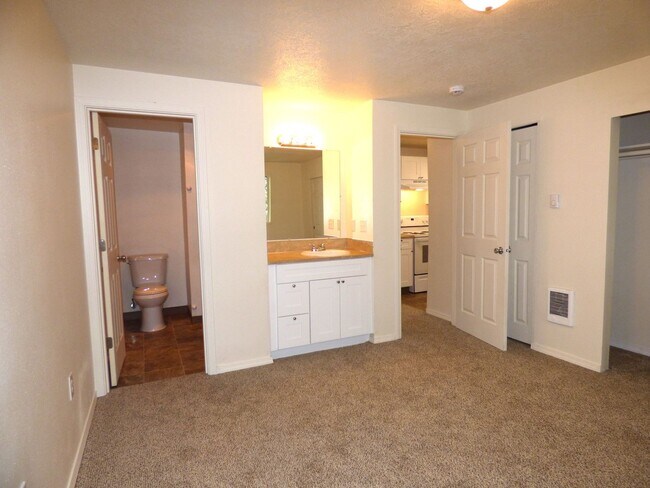 Building Photo - Rent Special: FREE September's Rent!! Second Floor 3 Bedroom apartment