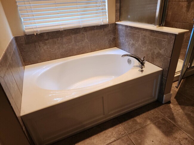 Building Photo - 2472 Lantana Ln