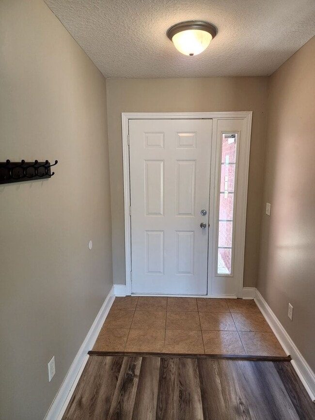 Building Photo - 114 Miller St NE