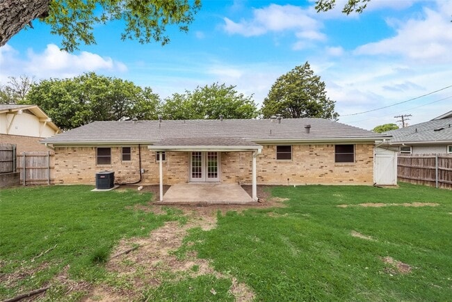 Building Photo - 1812 Ravenswood Dr N