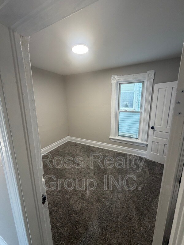 Building Photo - 148 Gibbons St
