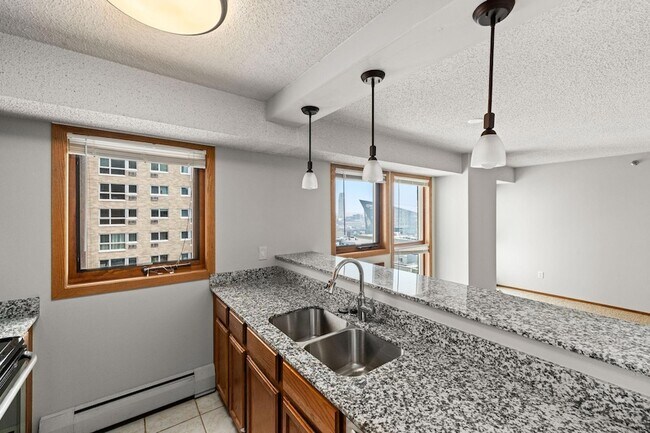Building Photo - 433 S 7th St