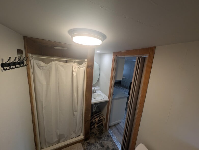 Building Photo - 563 E Main St