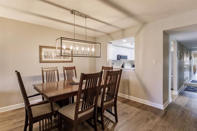 Building Photo - 1125 W Peppertree Dr