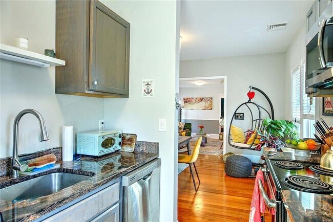 Building Photo - 220 Carpenter St