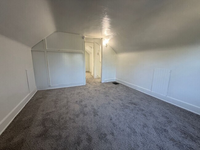 Building Photo - 5BR 1BA Home w/ Covered Patio • New Kitchen • Off-Street Parking in Akron