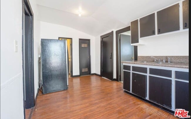 Building Photo - 955 S Ardmore Ave