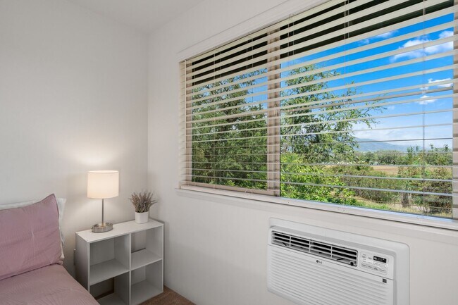 Building Photo - Fully Furnished Townhome with Garage, 3 bedroom/2.5 Bathroom at Kamalani Flats