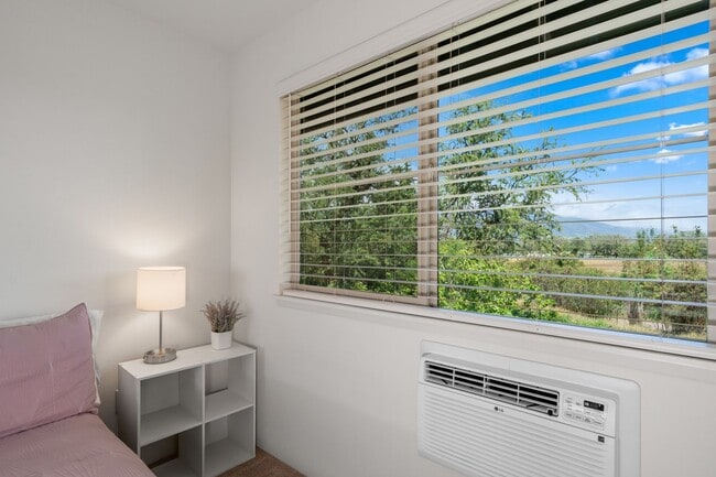 Building Photo - Furnished Townhome with Garage, 3 bedroom/2.5 Bathroom at Kamalani Flats