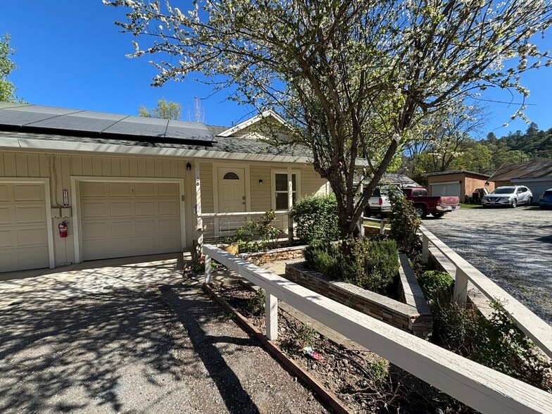 Building Photo - 2005 Smith Flat Rd