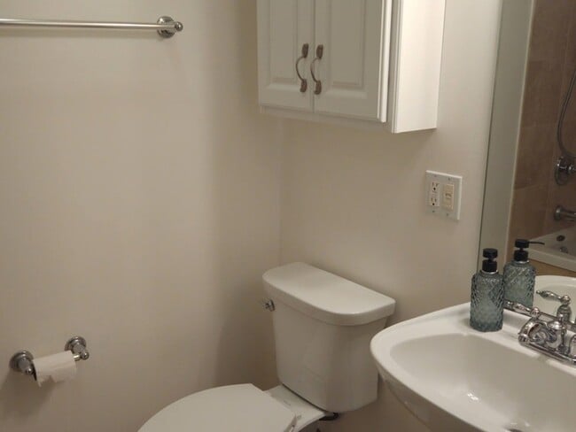 Building Photo - 1234 W Argyle St