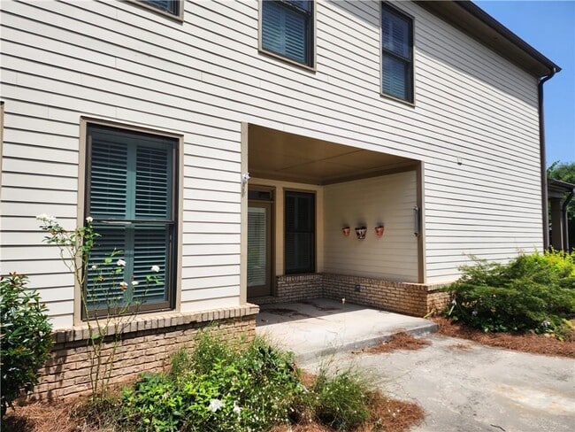 Building Photo - 4045 Brookview Dr