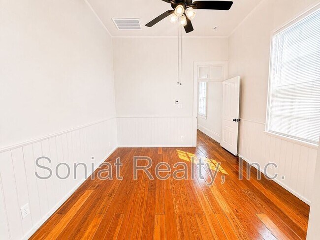 Building Photo - 2508 Freret St
