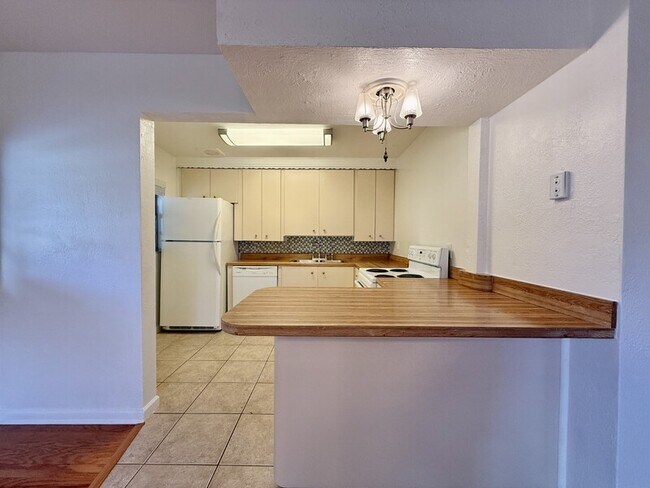 Building Photo - 1502 W Country Club Dr