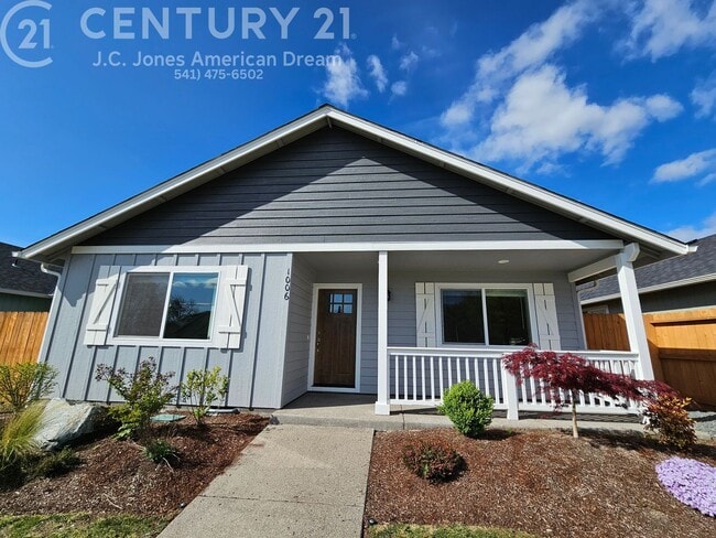 Building Photo - Close to Downtown Grants Pass