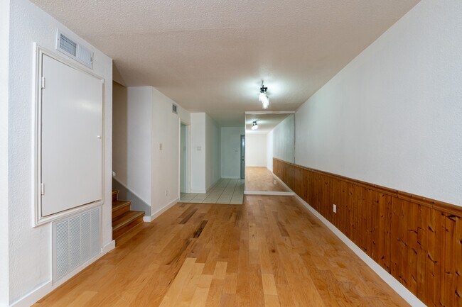 Building Photo - 8486 Ariel St