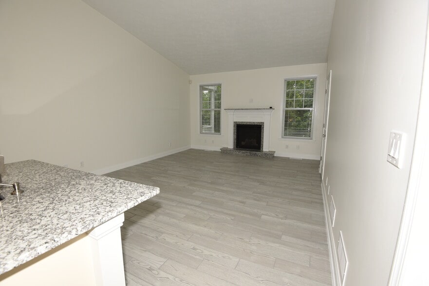Living Room - 207 Adams Pointe Blvd