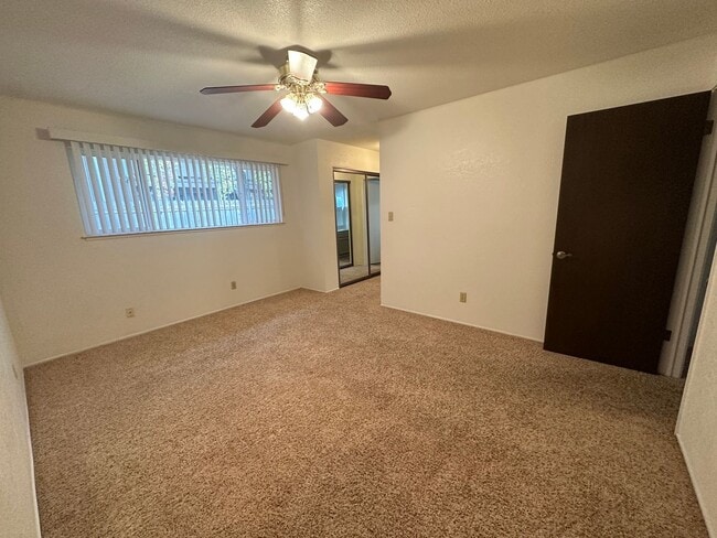 Building Photo - Spacious 2 Bedroom Duplex