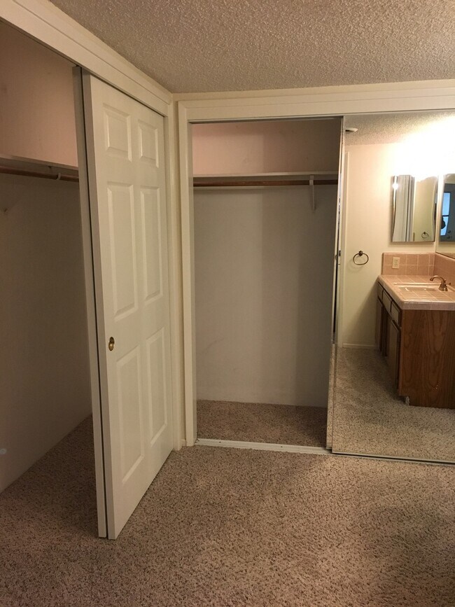 Building Photo - POOL!  Nice 3+2.5 Southwest Bakersfield - Laurelglen Area