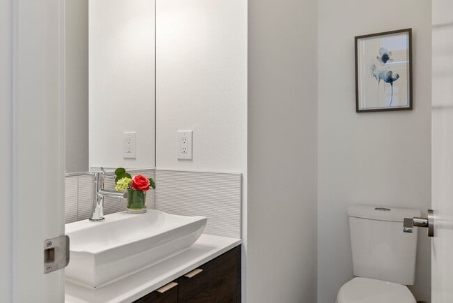 Building Photo - Beautiful Eastlake Condo