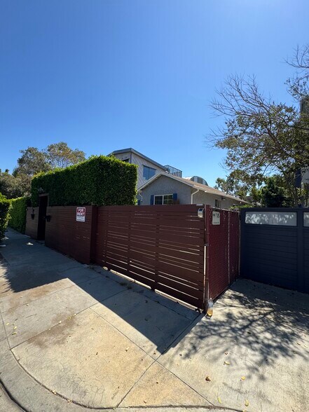 Fully secure/gated property - 526 Brooks Ave