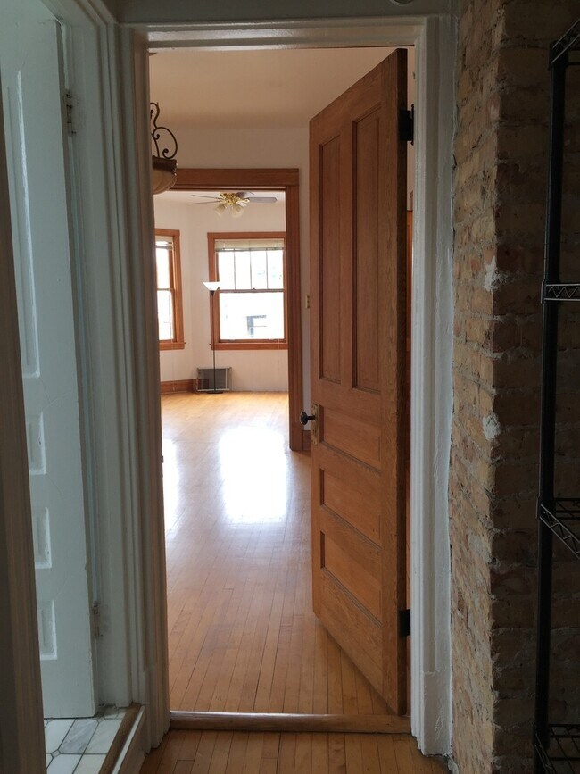 Building Photo - 3448 W Drummond Pl