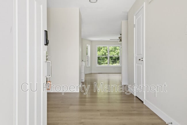 Building Photo - 709 N Abbey Rd