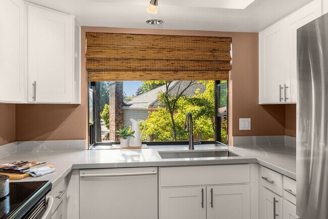 Building Photo - 2Bd/2Ba Kirkland Condo