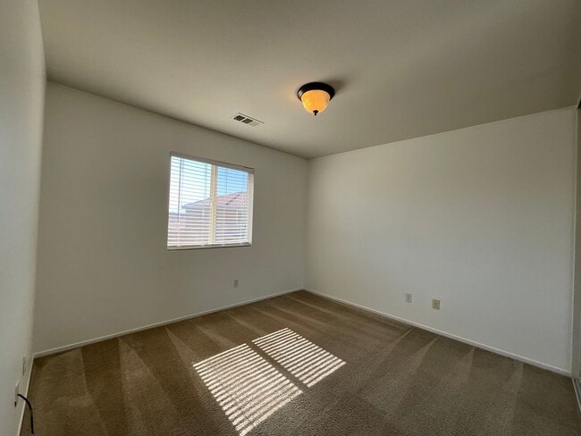 Building Photo - East Palmdale Home