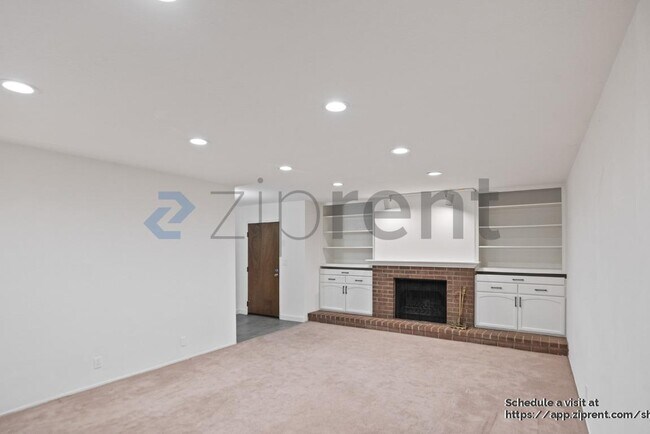 Building Photo - 2000 Rock St