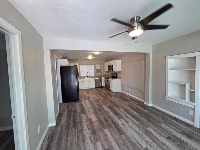 Building Photo - Phoenix 3 Bed/3 Bath in Coronado!