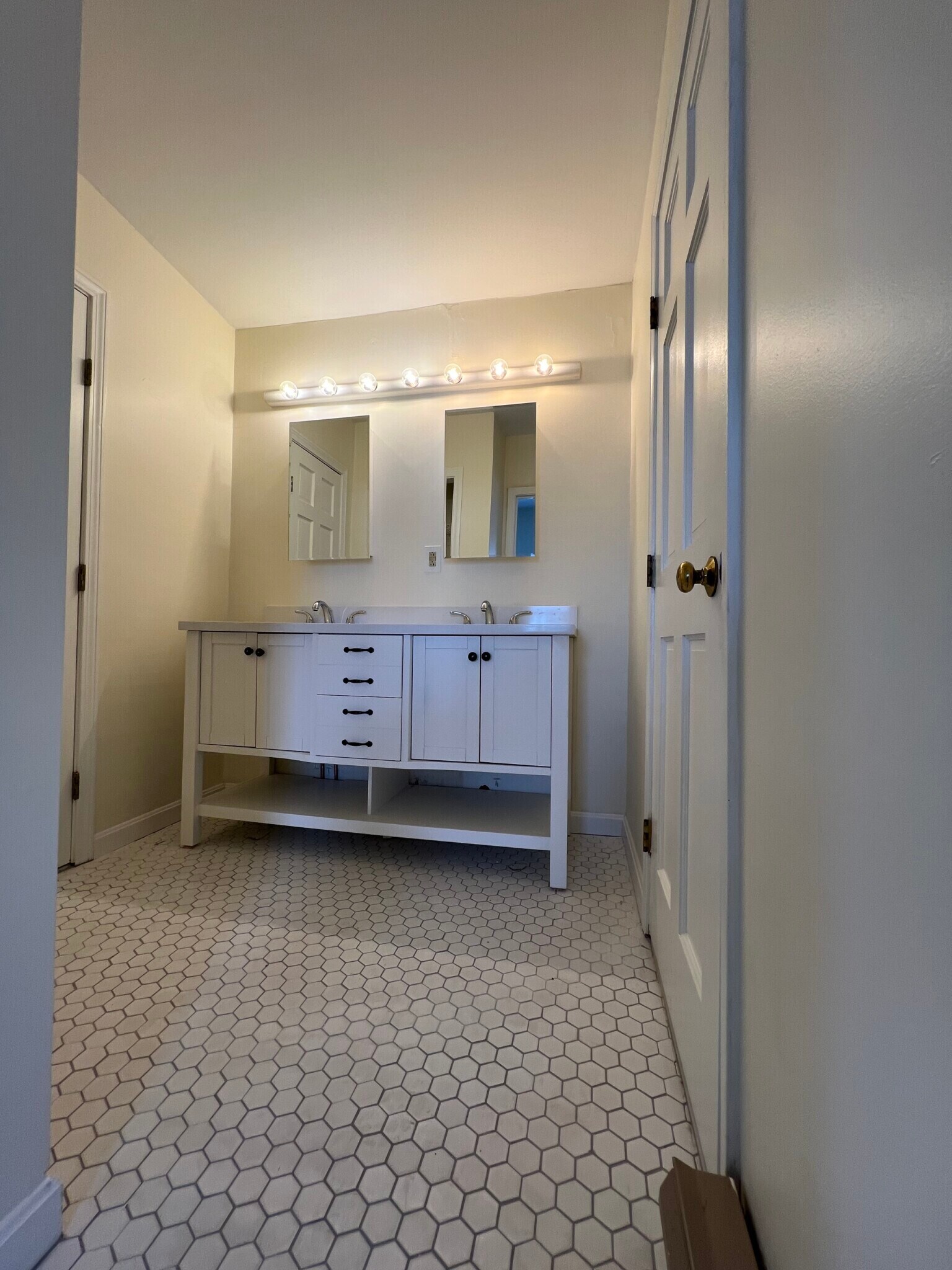 Building Photo - 114 Charles St