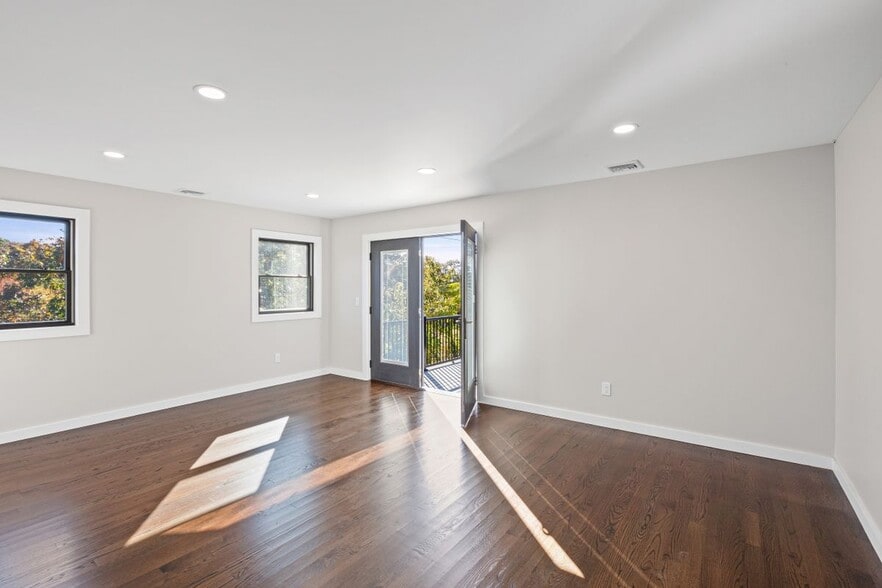 Building Photo - 42 Lamport Ave