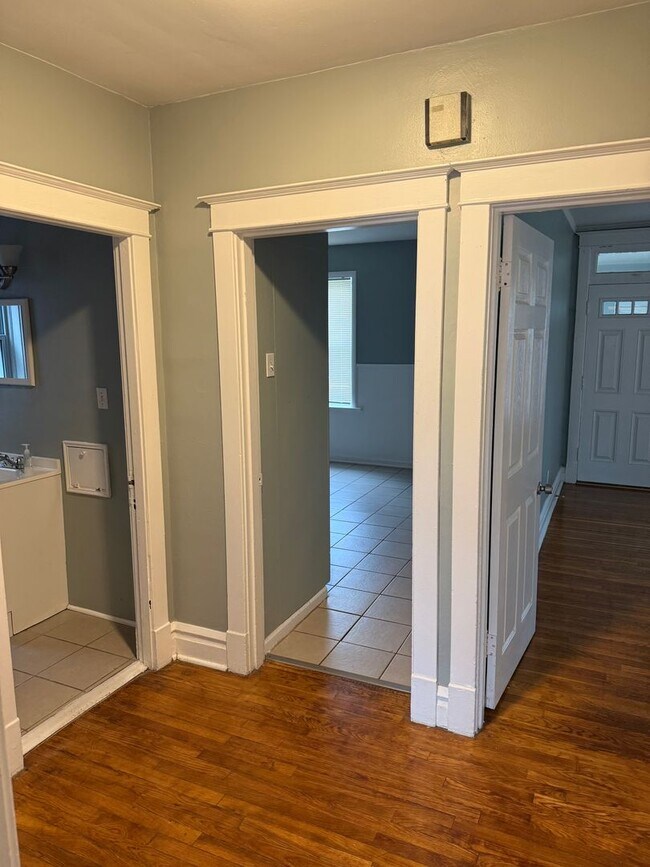 Building Photo - 5319 Sutherland Ave