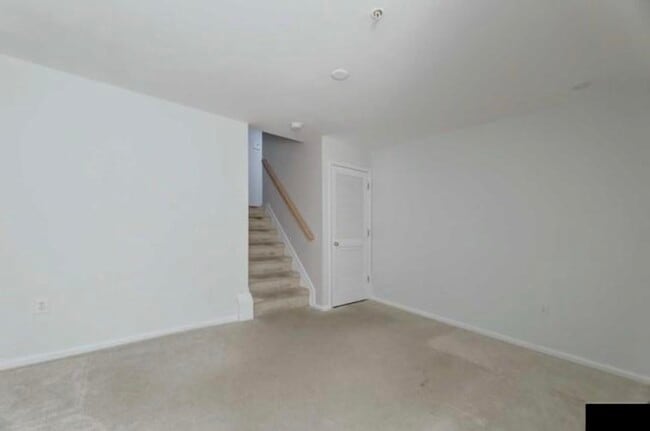 Building Photo - 320 Midland Ct