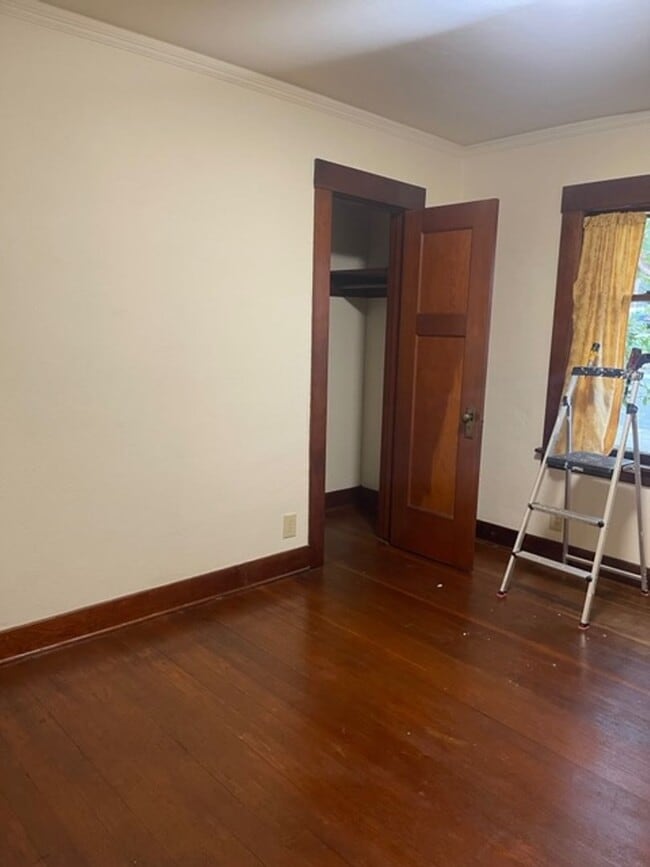 Building Photo - Spacious Craftsman Home