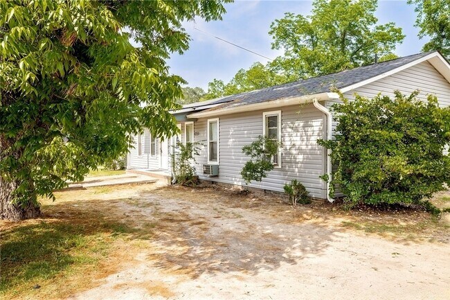 Building Photo - 1057 Strickland Bridge Rd