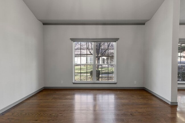 Building Photo - Luxury Living in a Gated Community