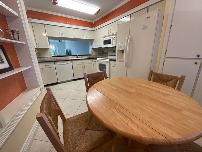 Building Photo - 14475 Strathmore Ln