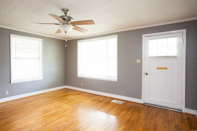 Building Photo - 504 W 33rd St