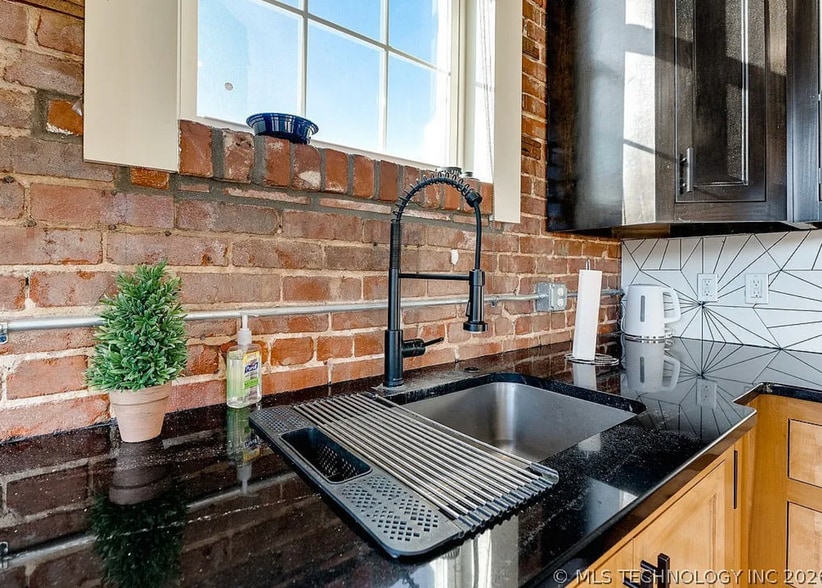 Building Photo - 118 E Main St