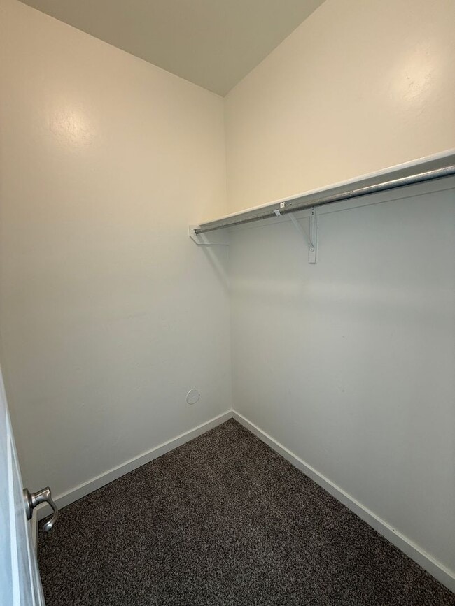 Building Photo - Modern 3 Bed, 2 Bath Home