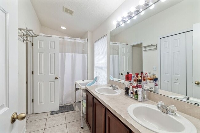 Building Photo - Charming 2 Bedroom/2 Bathroom Wesley Chape...