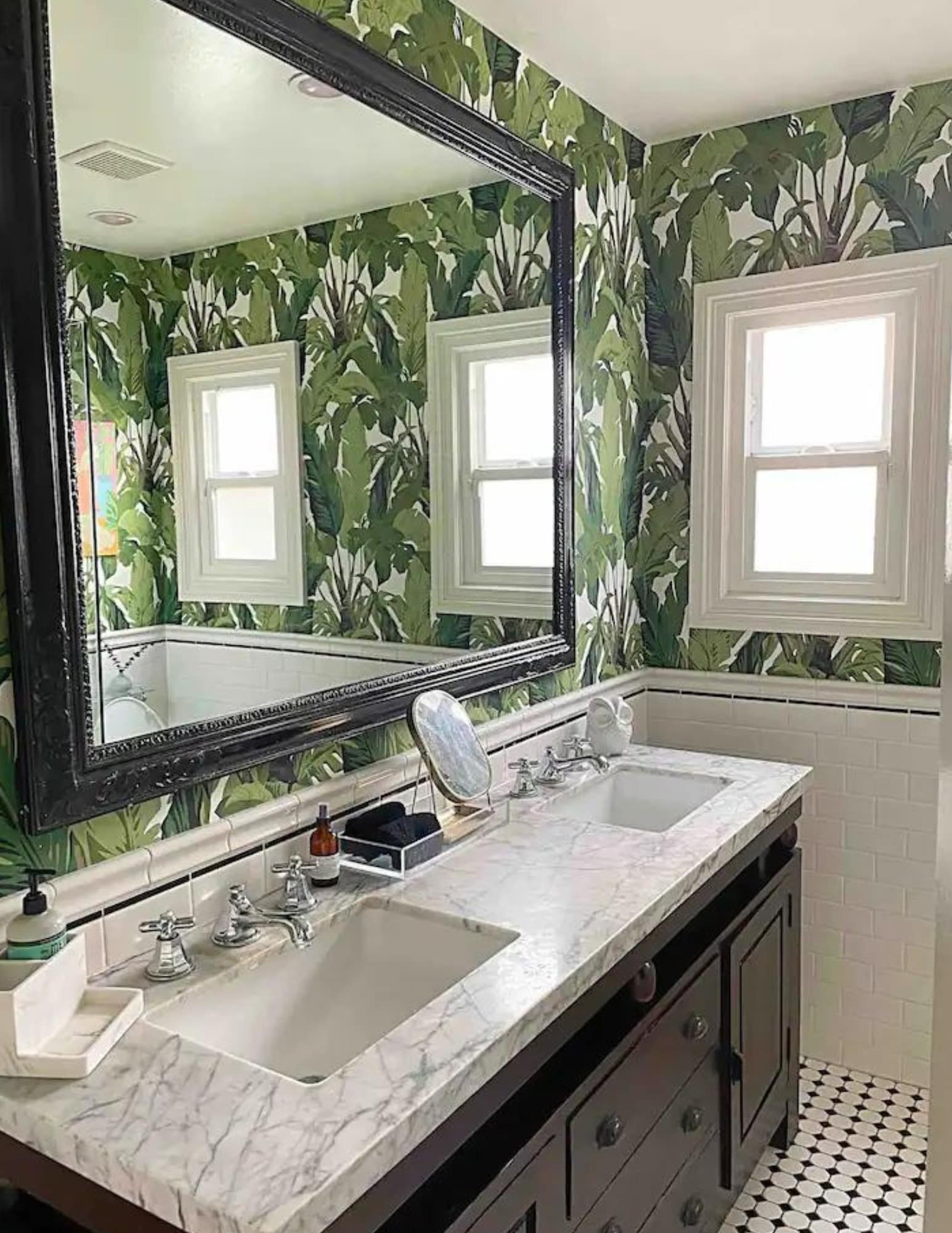 Bathroom w/ double sinks and deep soaking tub. - 1171 Hyperion Ave