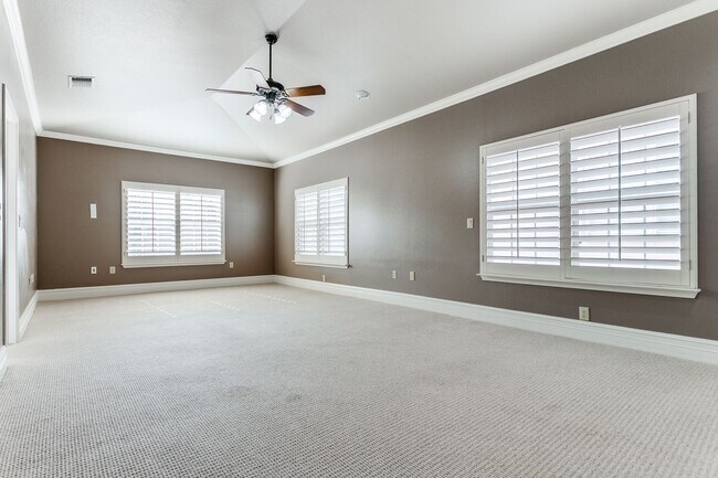 Building Photo - LUXURY 3-BEDROOM TOWNHOME IN ALAMO HEIGHTS